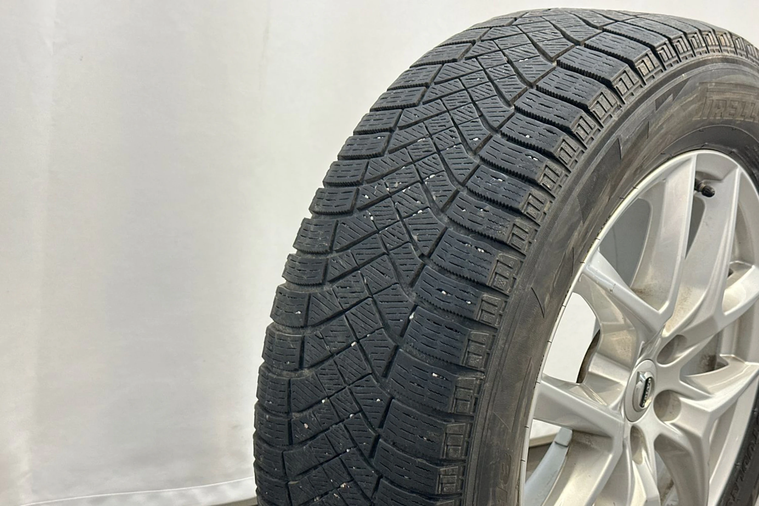 Harmaa Volvo XC60 2019 kuva 35.