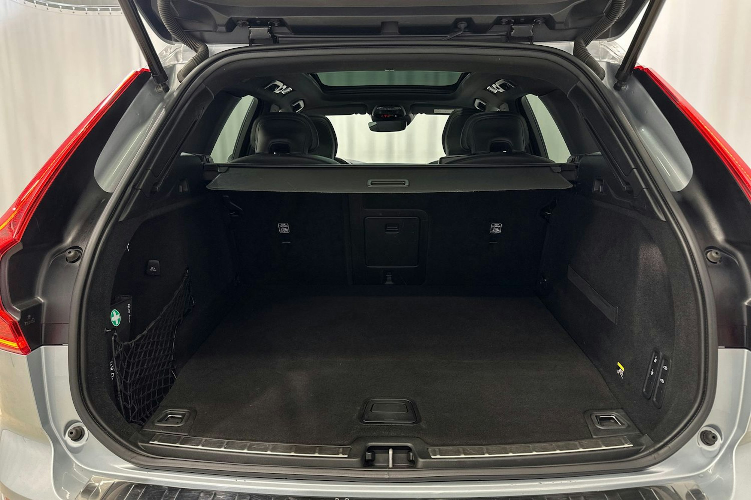 met. harmaa Volvo XC60 2019 kuva 16.