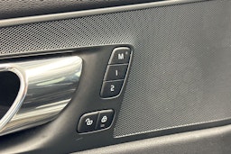 met. harmaa Volvo XC60 2019 kuva 18.