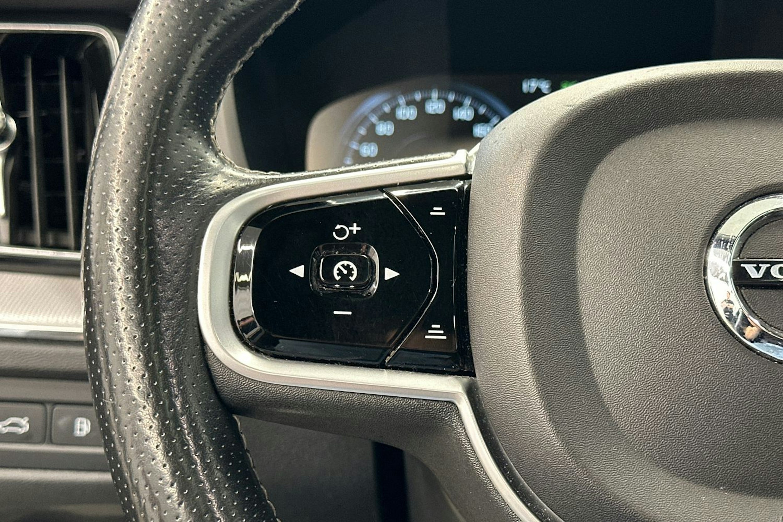 met. harmaa Volvo XC60 2019 kuva 20.
