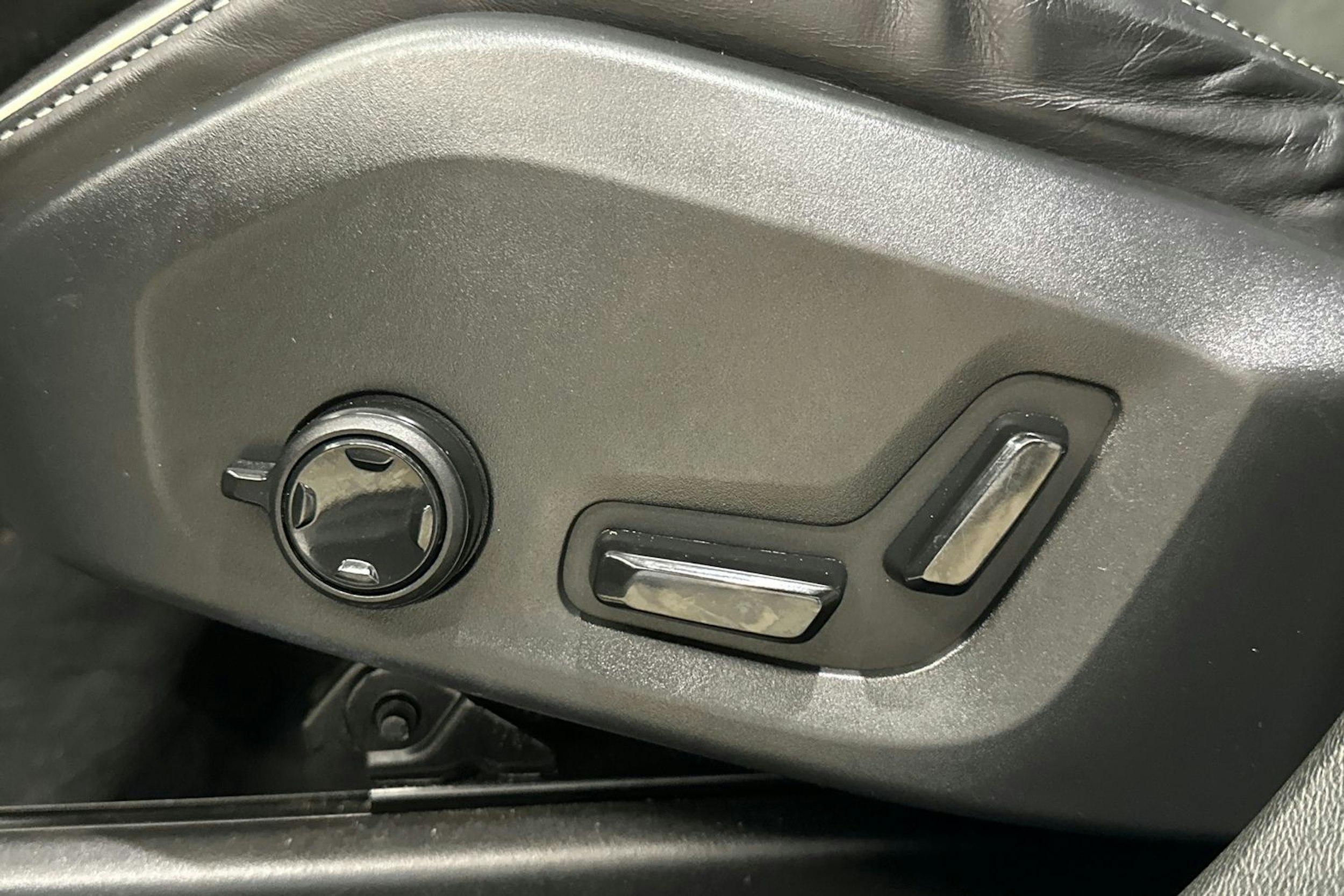 met. harmaa Volvo XC60 2019 kuva 32.