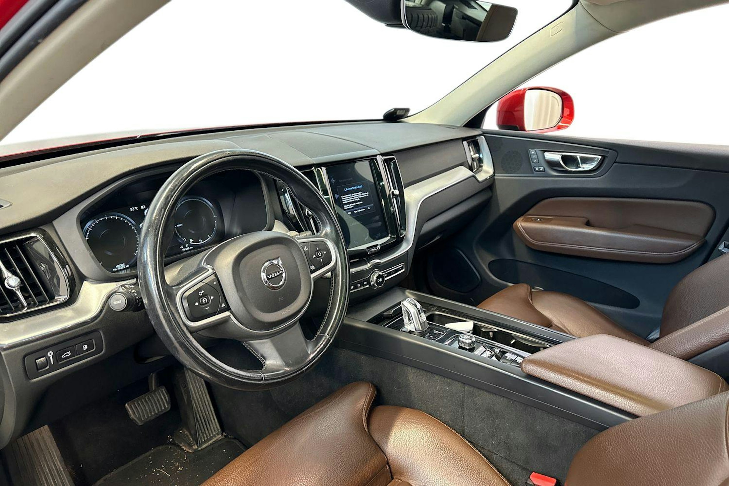 punainen Volvo XC60 2019 kuva 3.