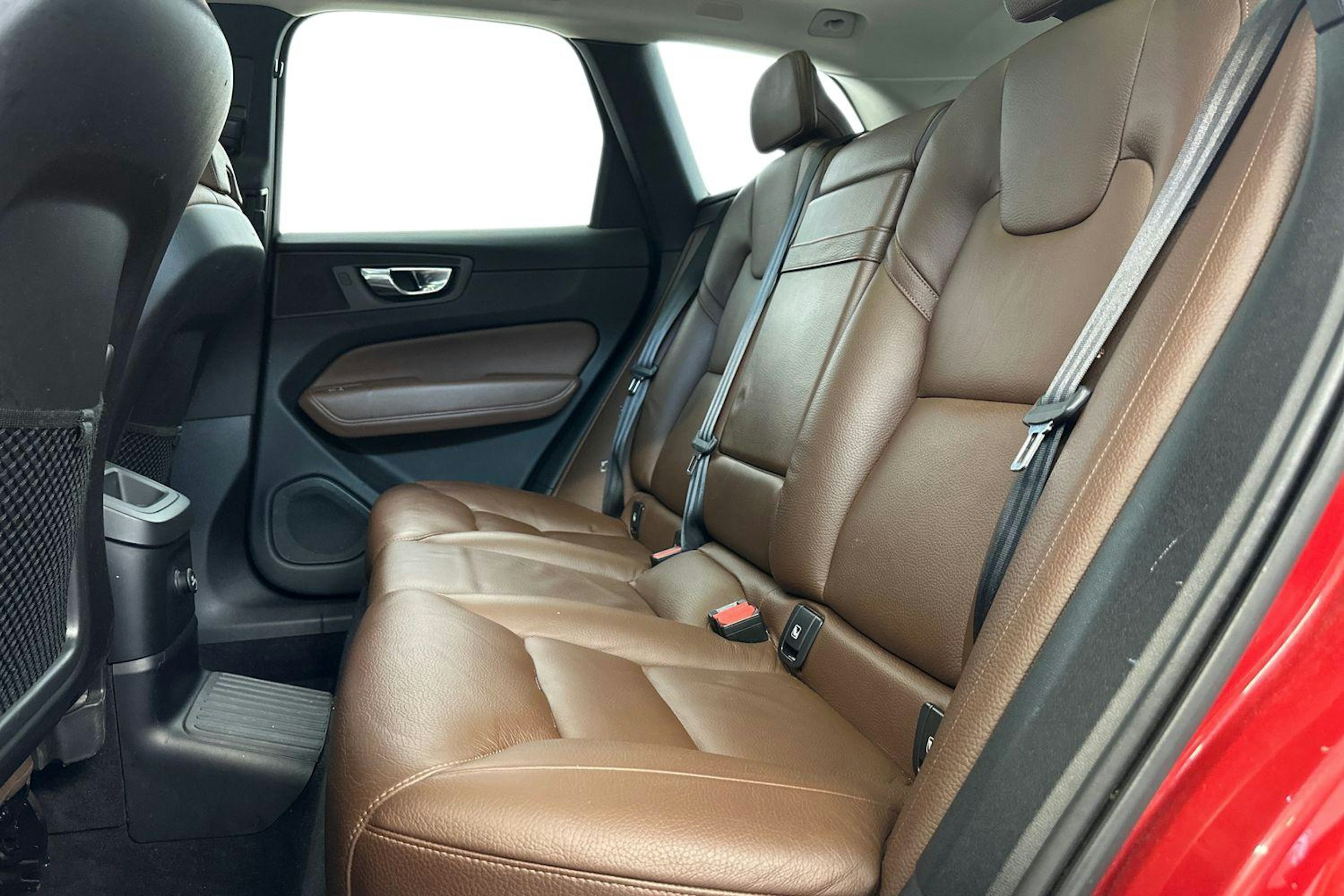 punainen Volvo XC60 2019 kuva 10.