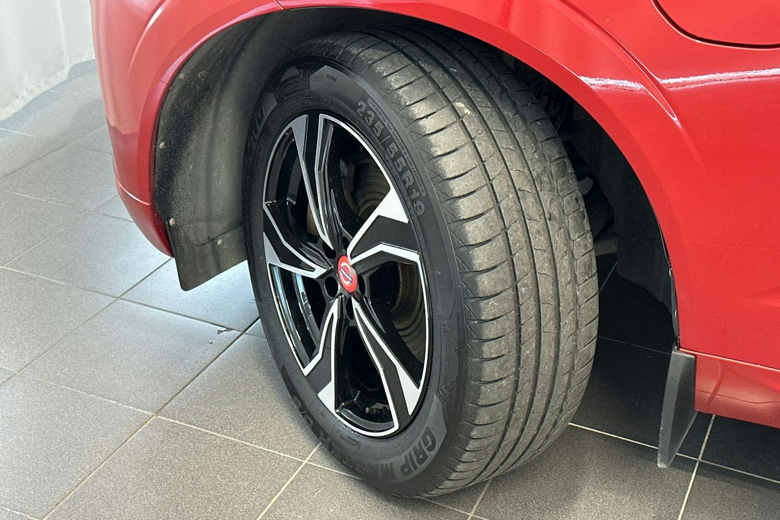 punainen Volvo XC60 2019 kuva 12.