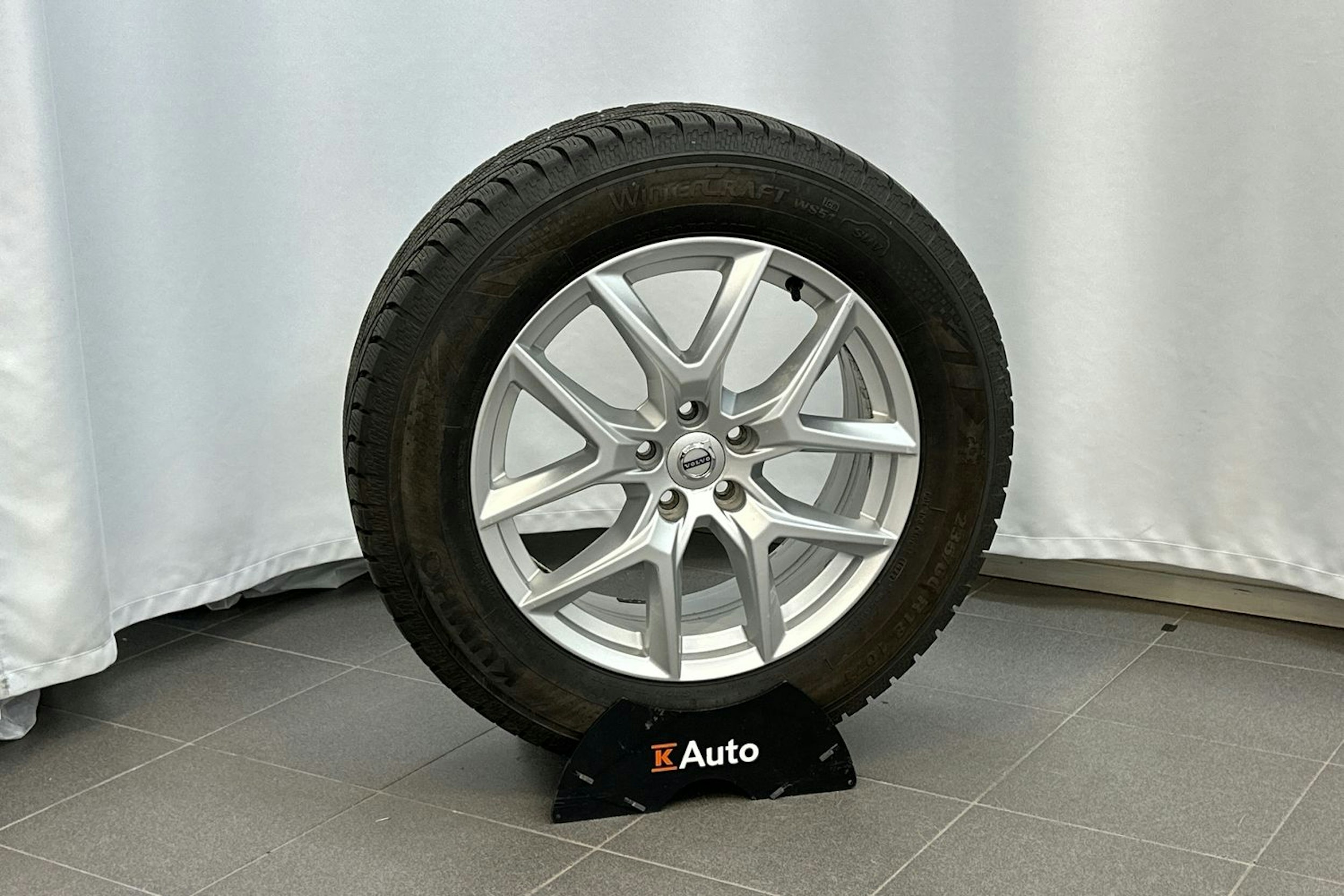 punainen Volvo XC60 2019 kuva 13.