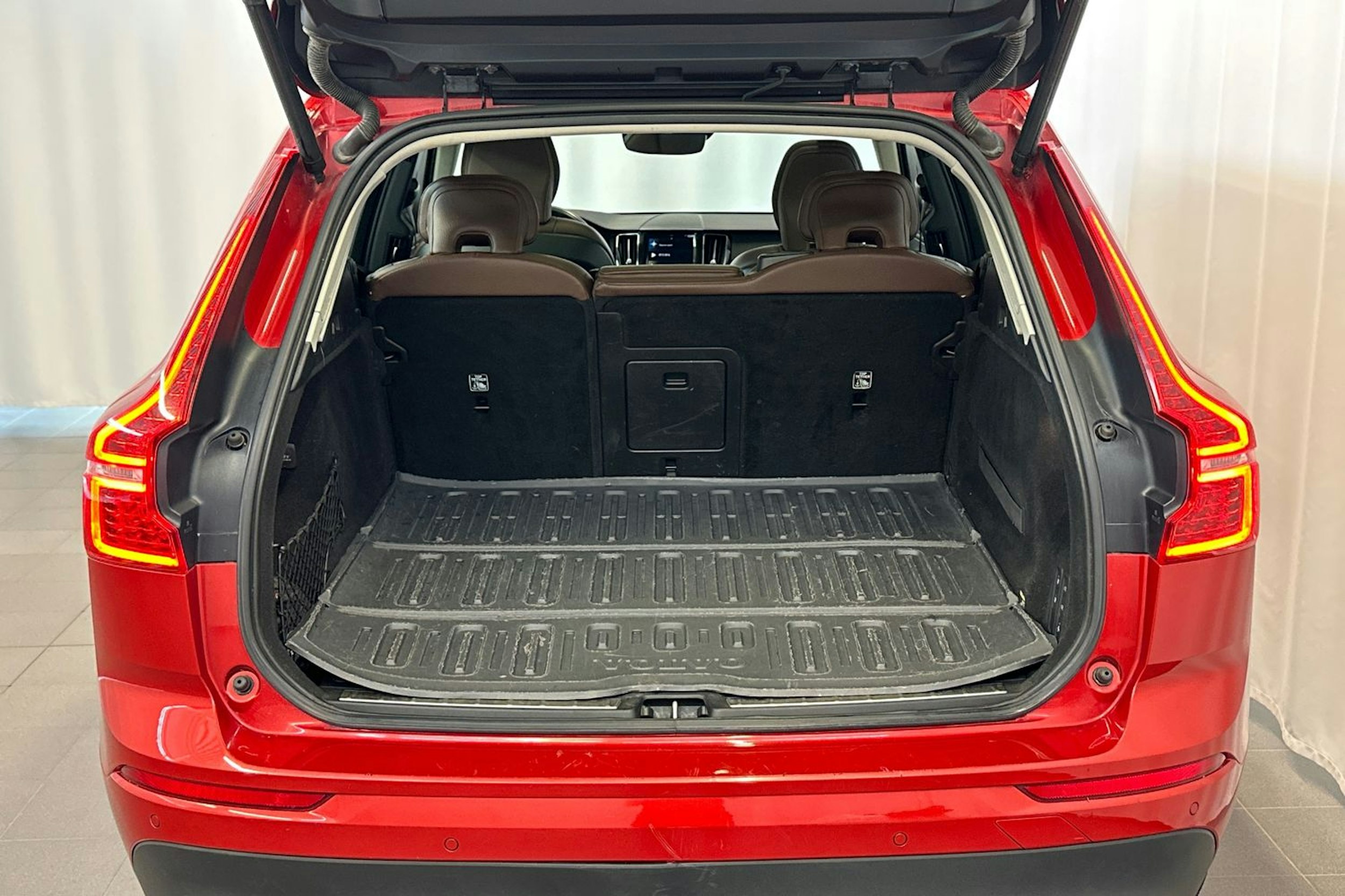 punainen Volvo XC60 2019 kuva 15.