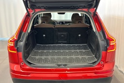 punainen Volvo XC60 2019 kuva 15.