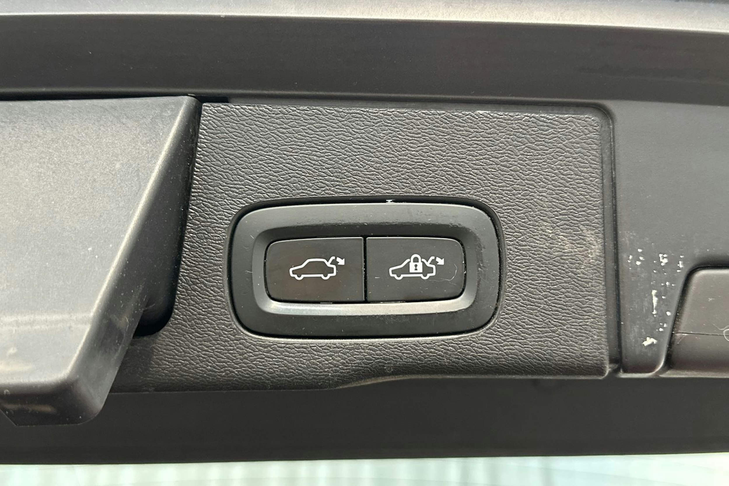 punainen Volvo XC60 2019 kuva 16.