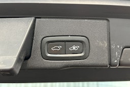 punainen Volvo XC60 2019 kuva 16.