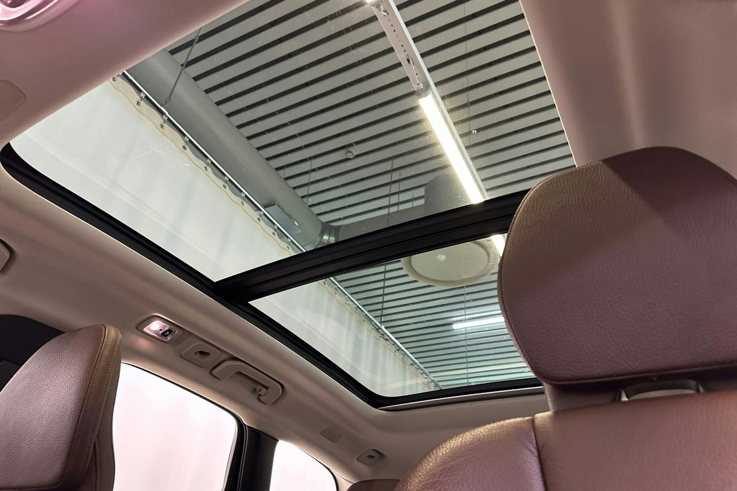 punainen Volvo XC60 2019 kuva 18.