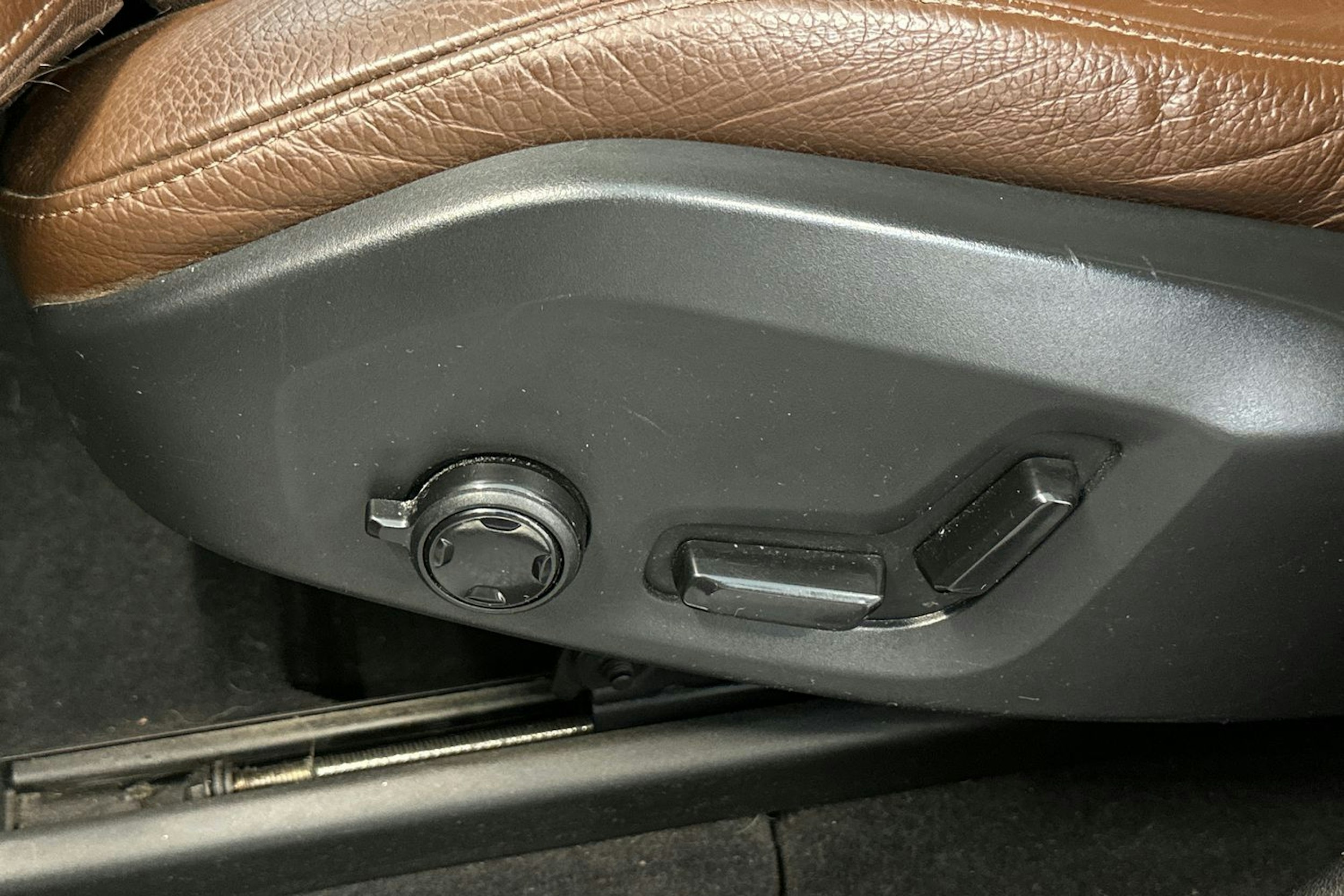 punainen Volvo XC60 2019 kuva 20.