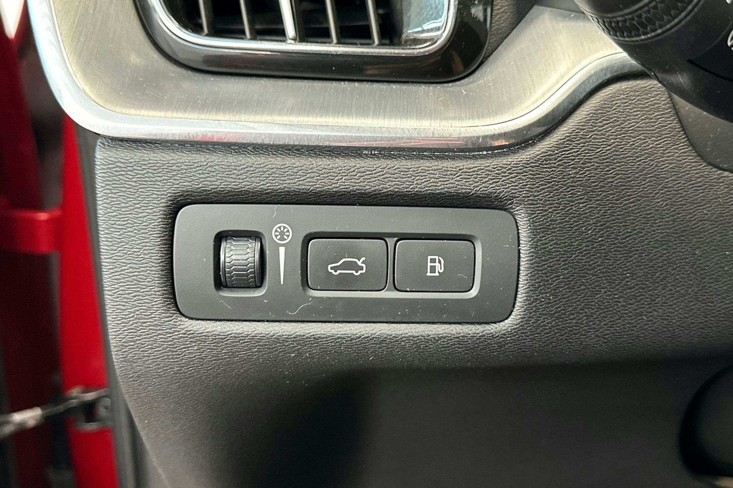 punainen Volvo XC60 2019 kuva 21.