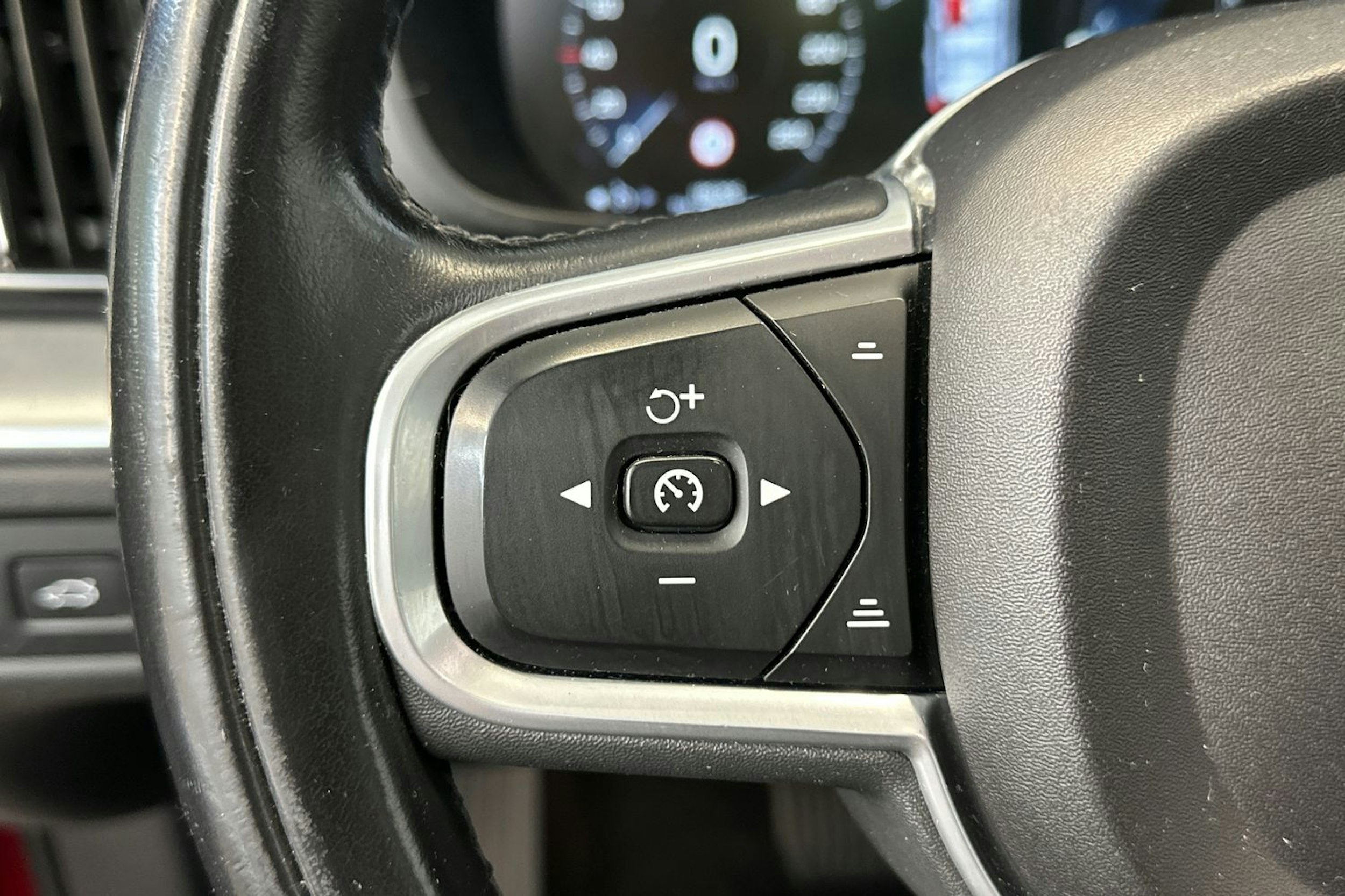 punainen Volvo XC60 2019 kuva 22.