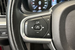 punainen Volvo XC60 2019 kuva 22.