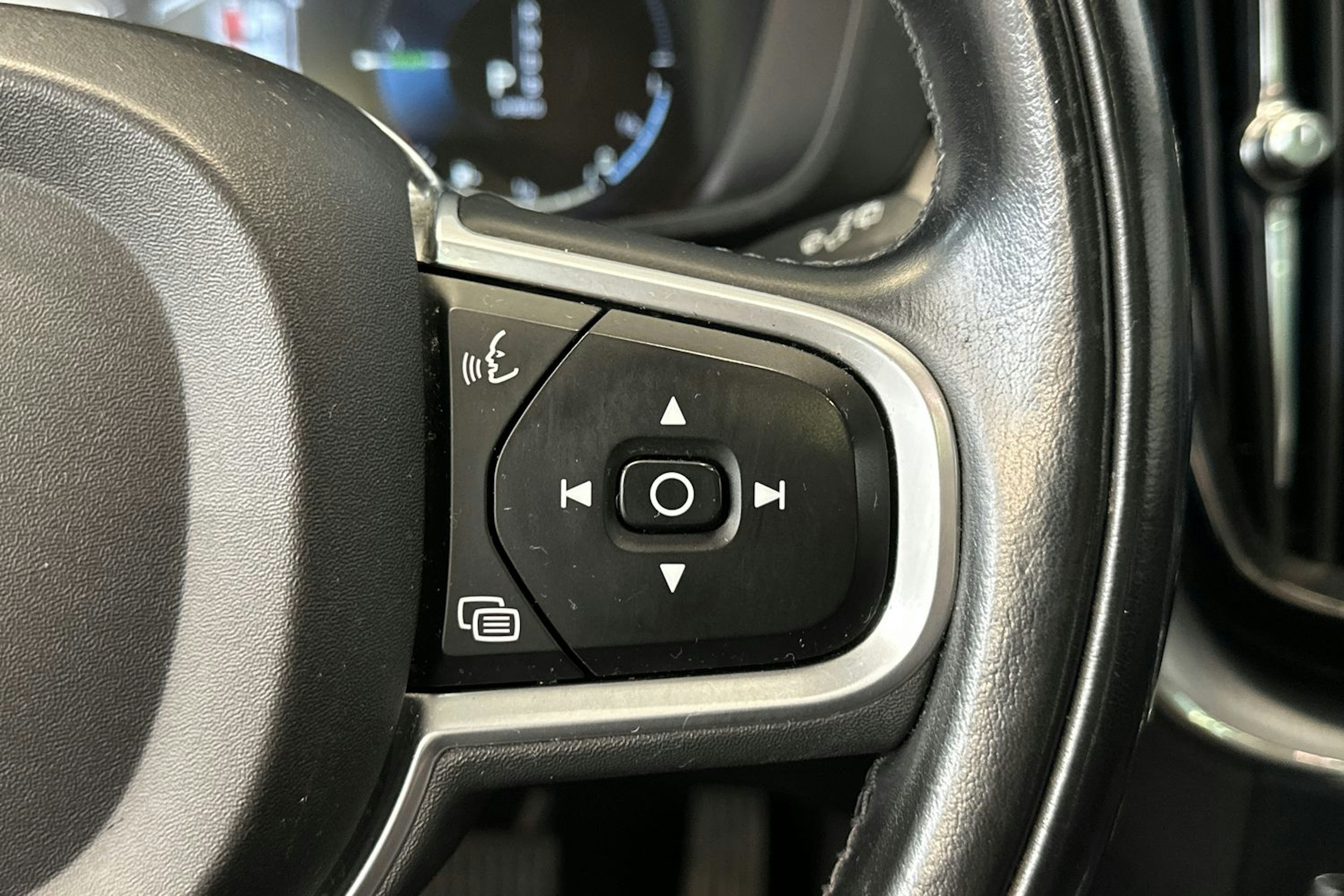 punainen Volvo XC60 2019 kuva 23.