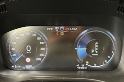 punainen Volvo XC60 2019 kuva 24.