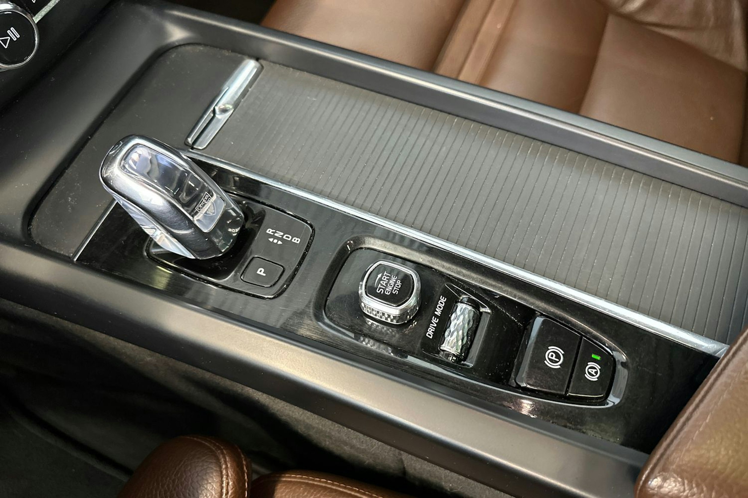 punainen Volvo XC60 2019 kuva 25.