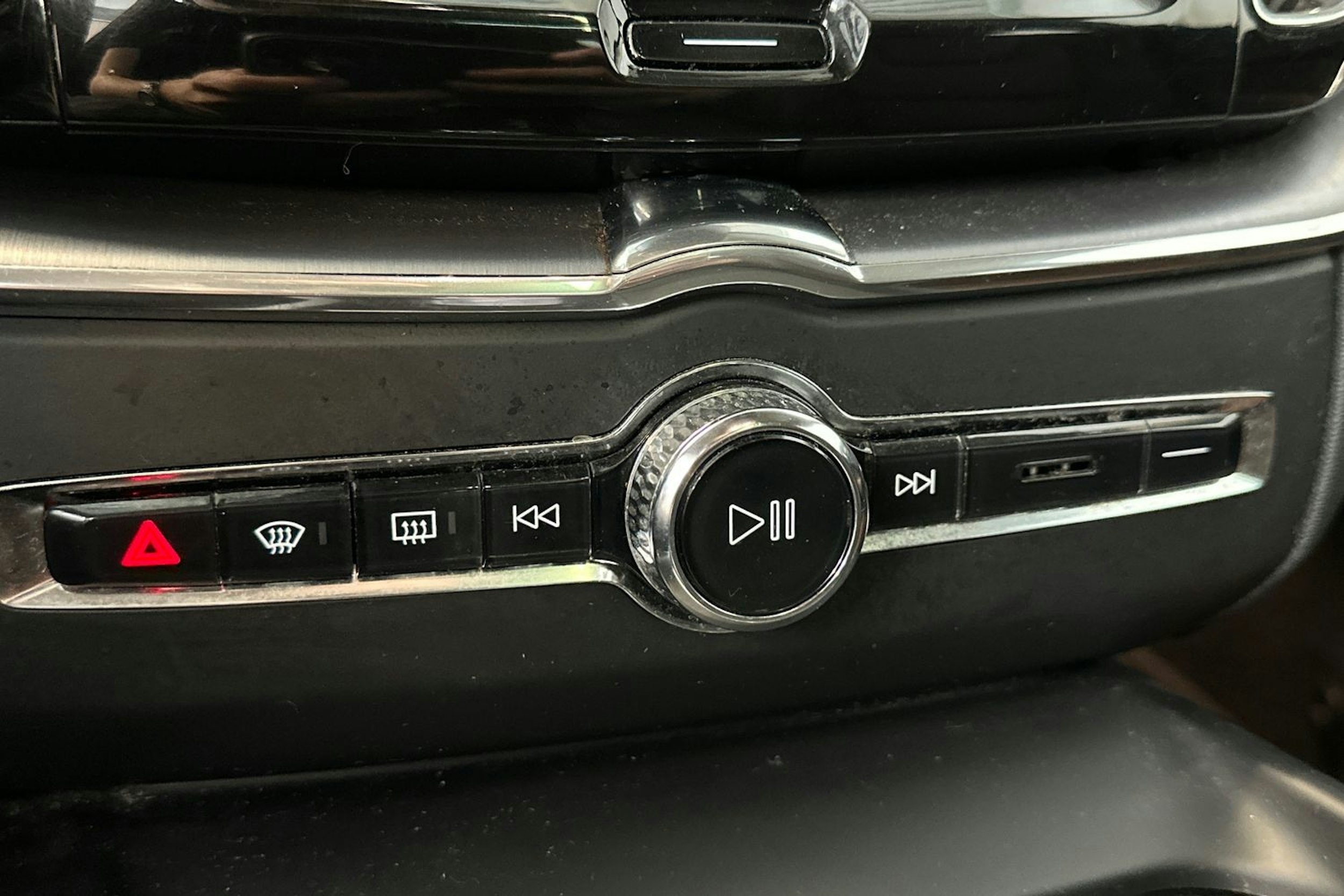 punainen Volvo XC60 2019 kuva 26.
