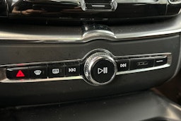punainen Volvo XC60 2019 kuva 26.