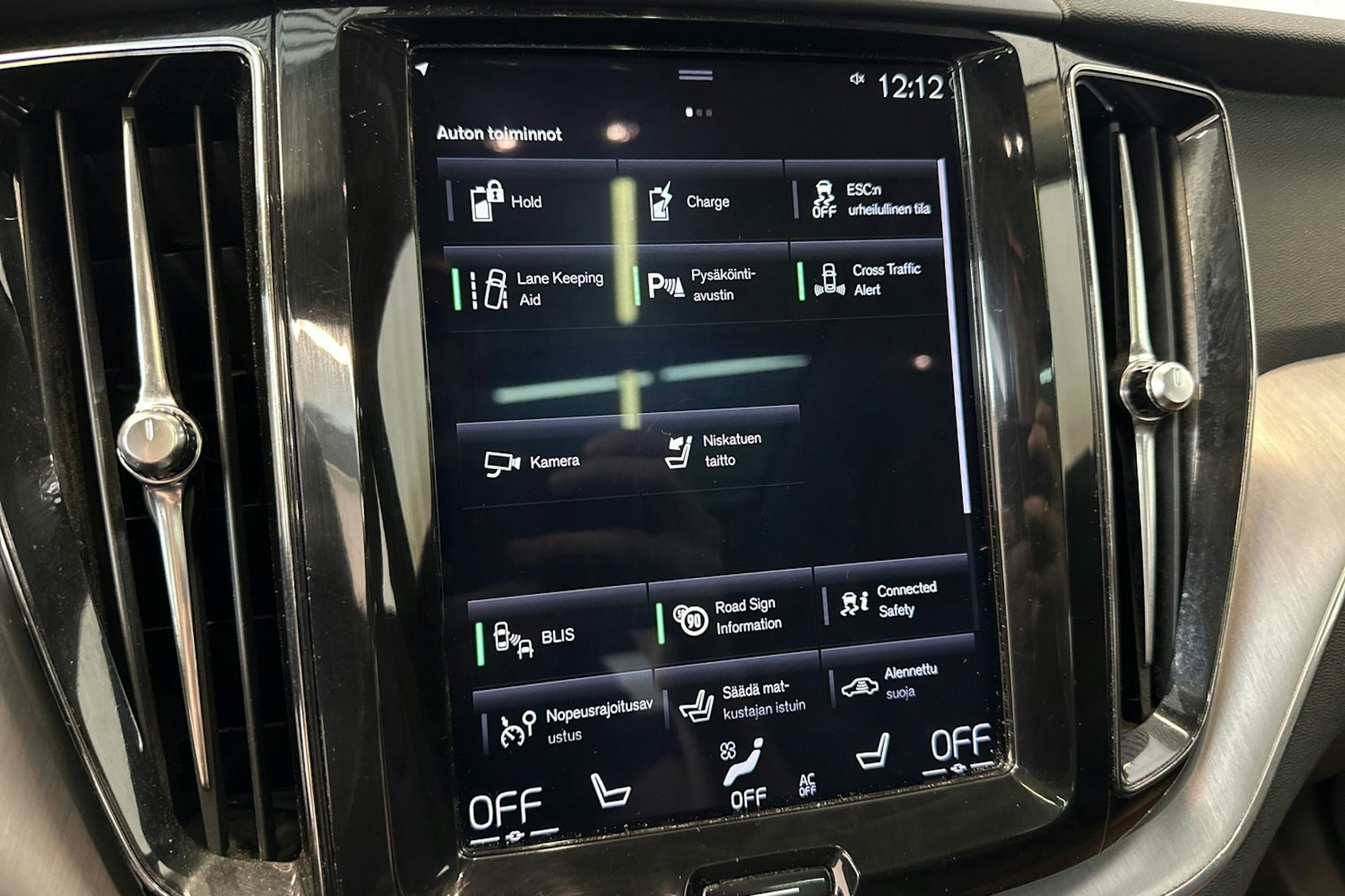 punainen Volvo XC60 2019 kuva 27.