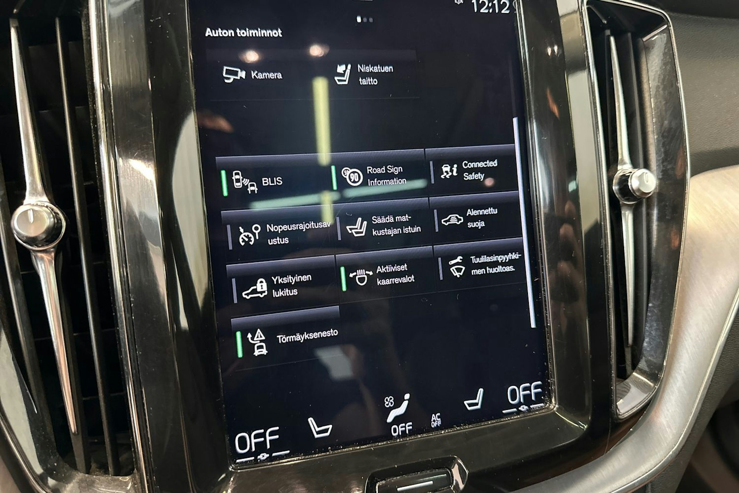 punainen Volvo XC60 2019 kuva 28.