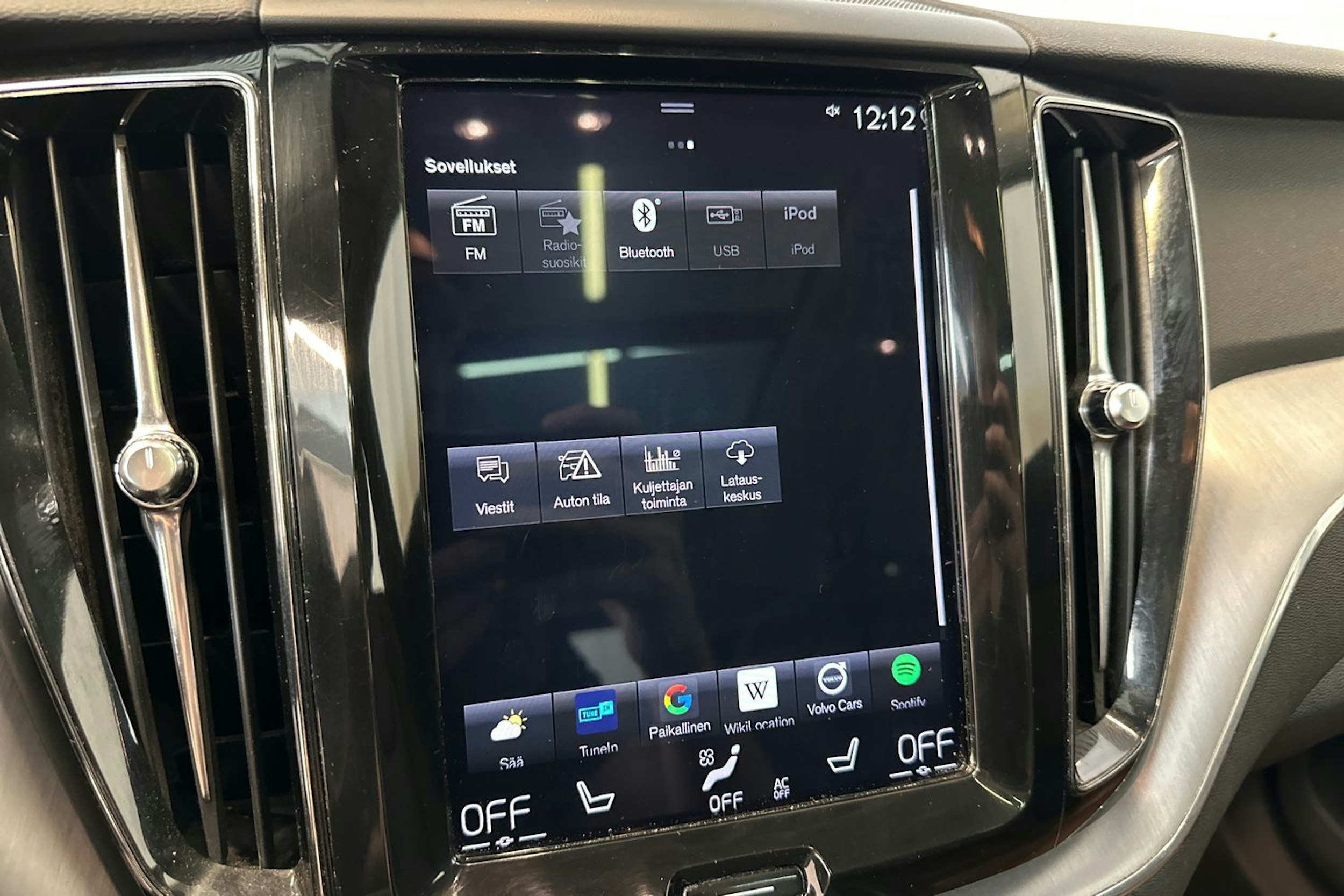 punainen Volvo XC60 2019 kuva 29.