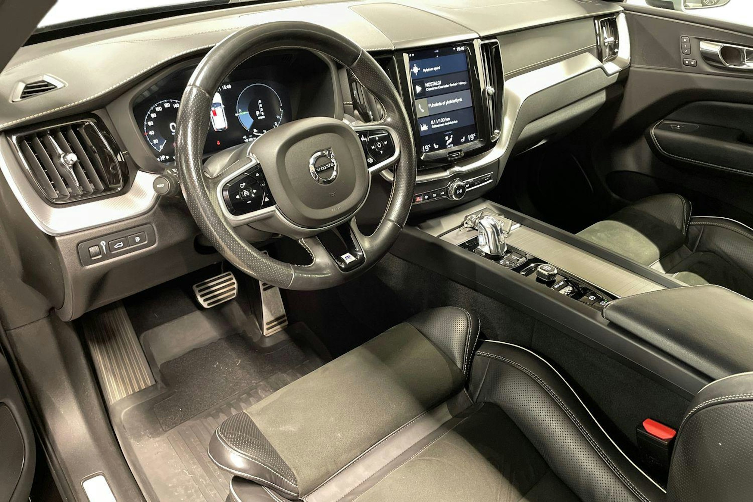 Musta Volvo XC60 2019 kuva 6.