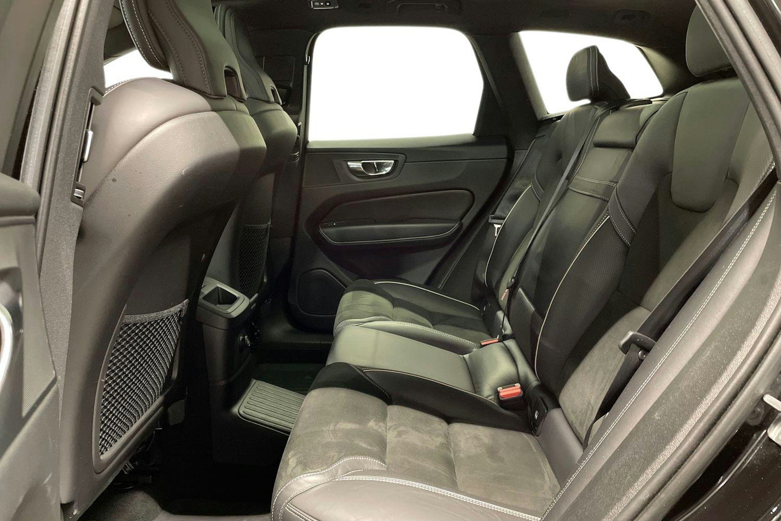 Musta Volvo XC60 2019 kuva 8.