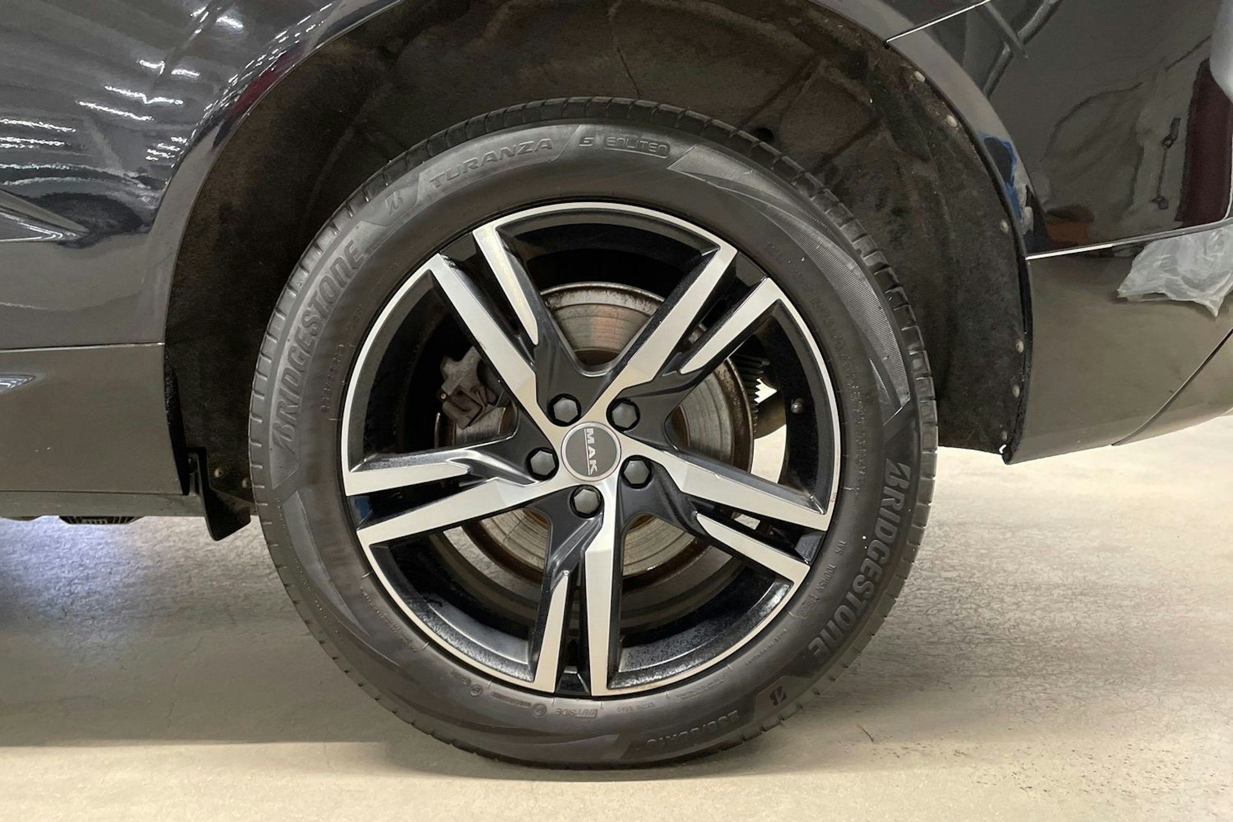 Musta Volvo XC60 2019 kuva 9.