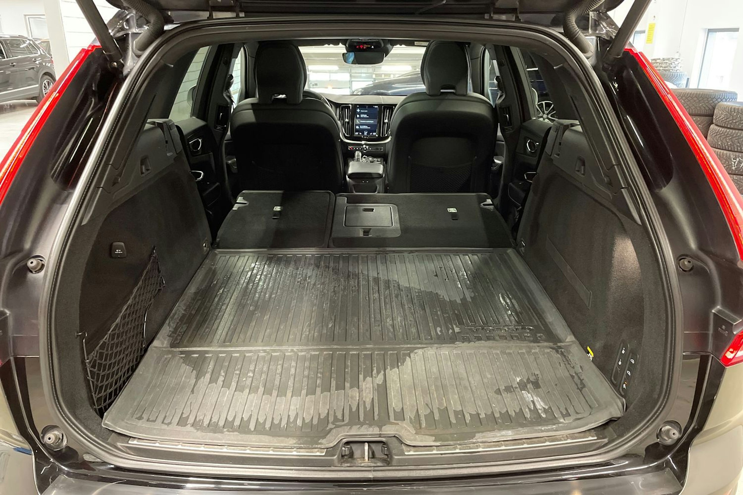 Musta Volvo XC60 2019 kuva 12.