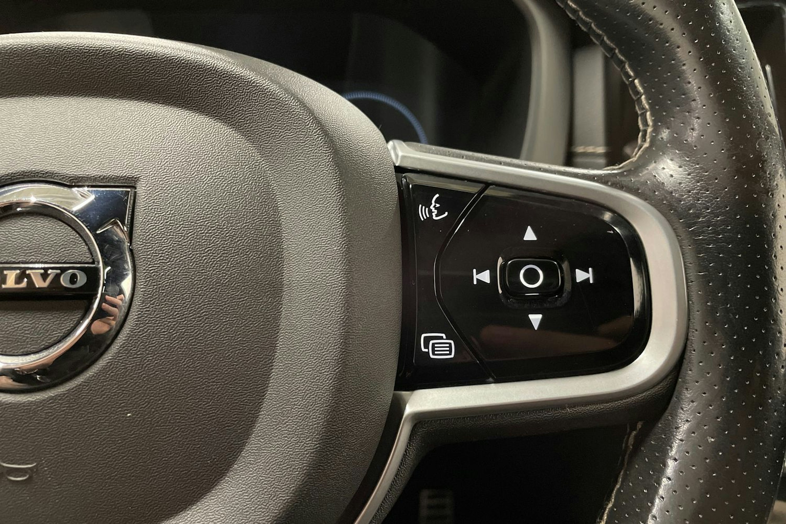 Musta Volvo XC60 2019 kuva 24.