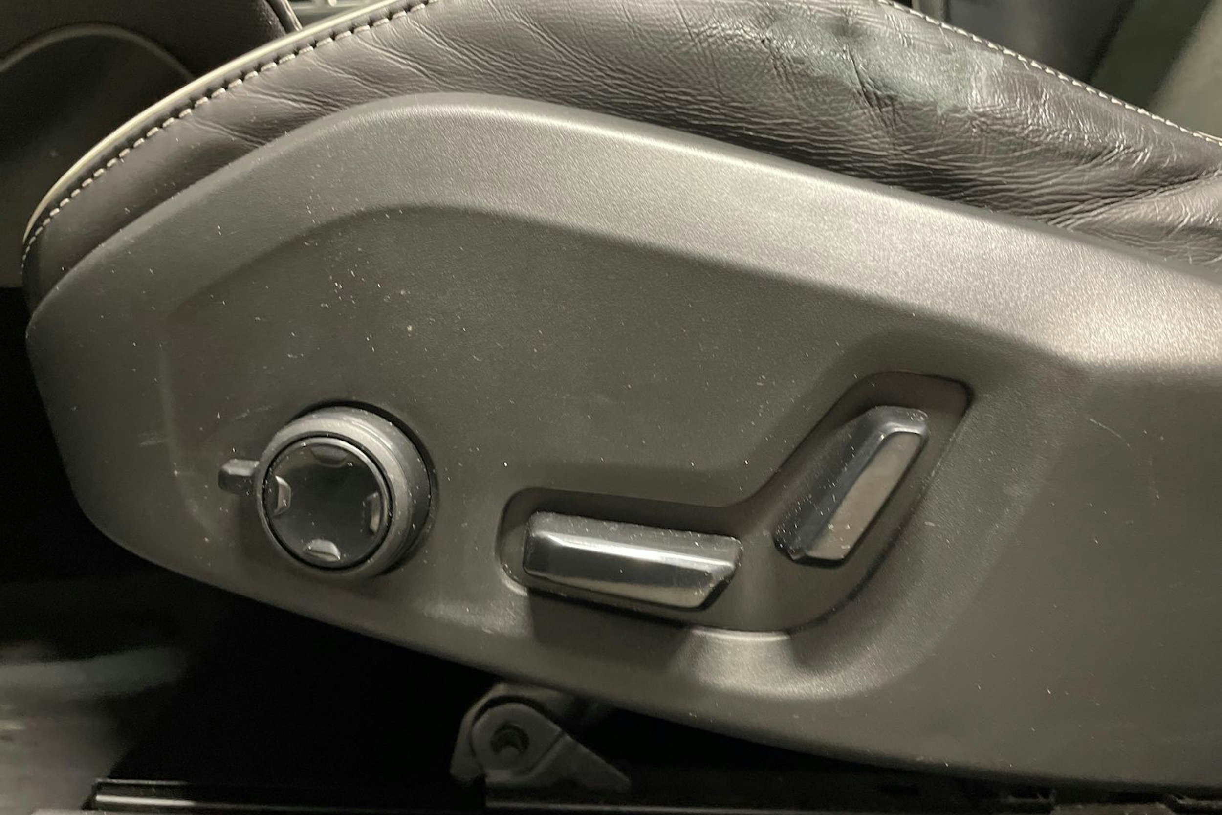 Musta Volvo XC60 2019 kuva 25.