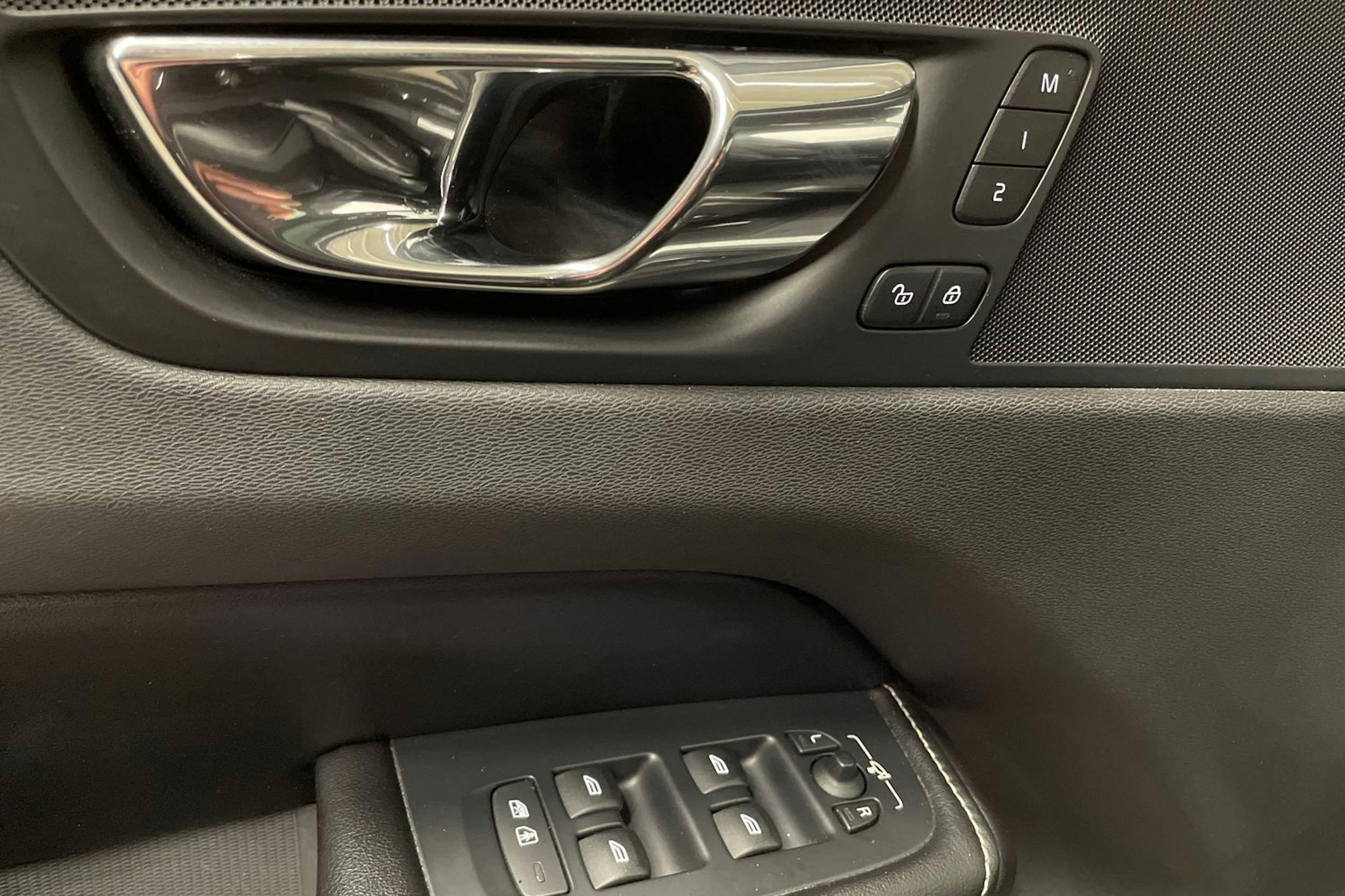 Musta Volvo XC60 2019 kuva 26.