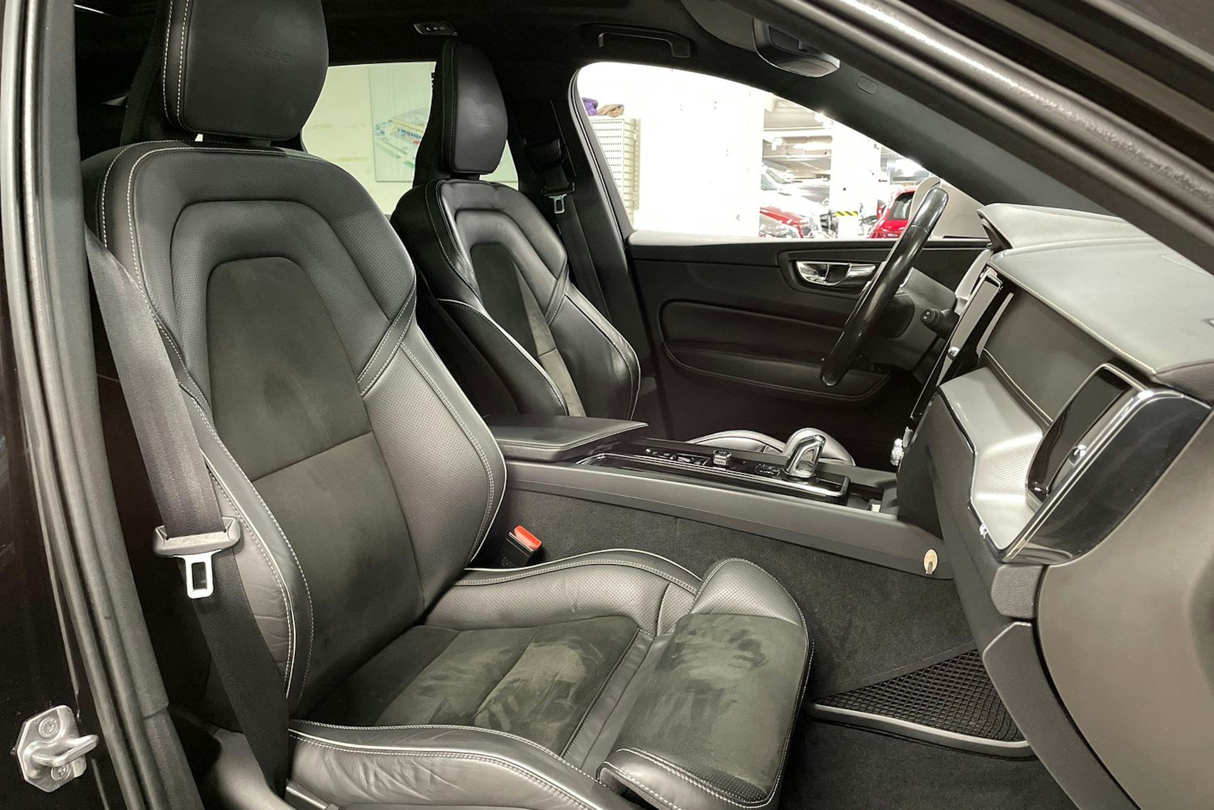 Musta Volvo XC60 2019 kuva 28.