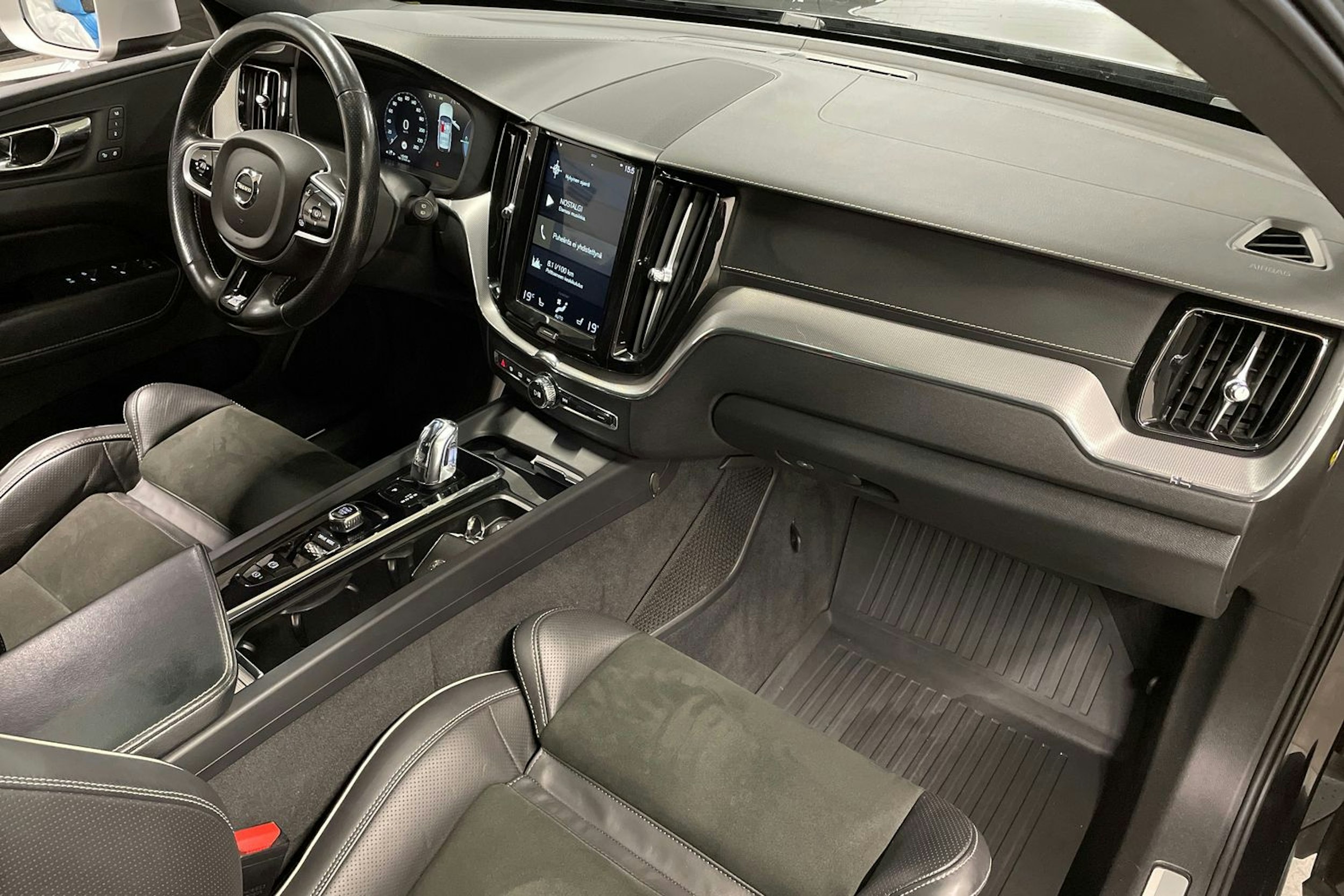 Musta Volvo XC60 2019 kuva 29.