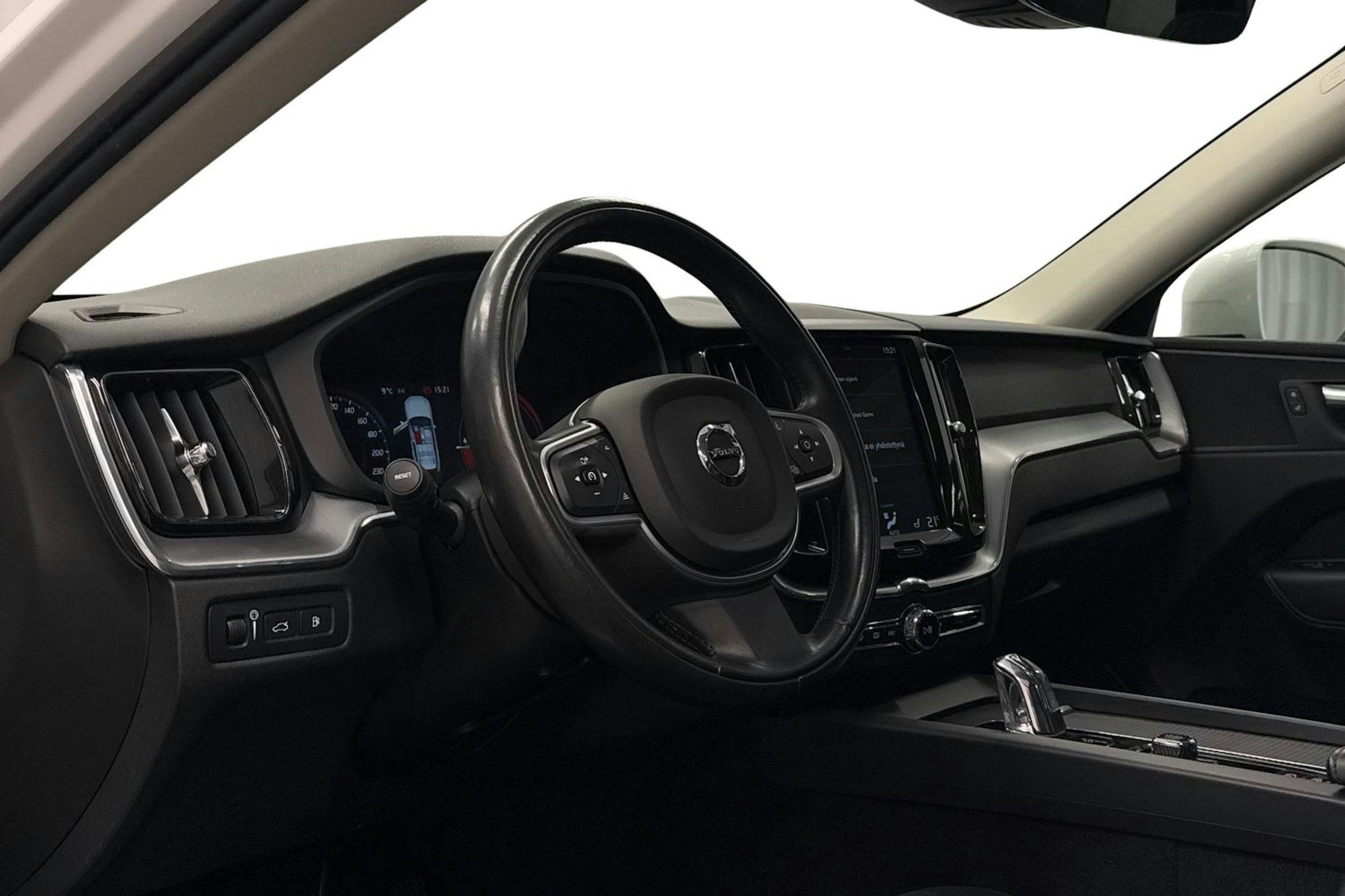 valkoinen Volvo XC60 2019 kuva 6.