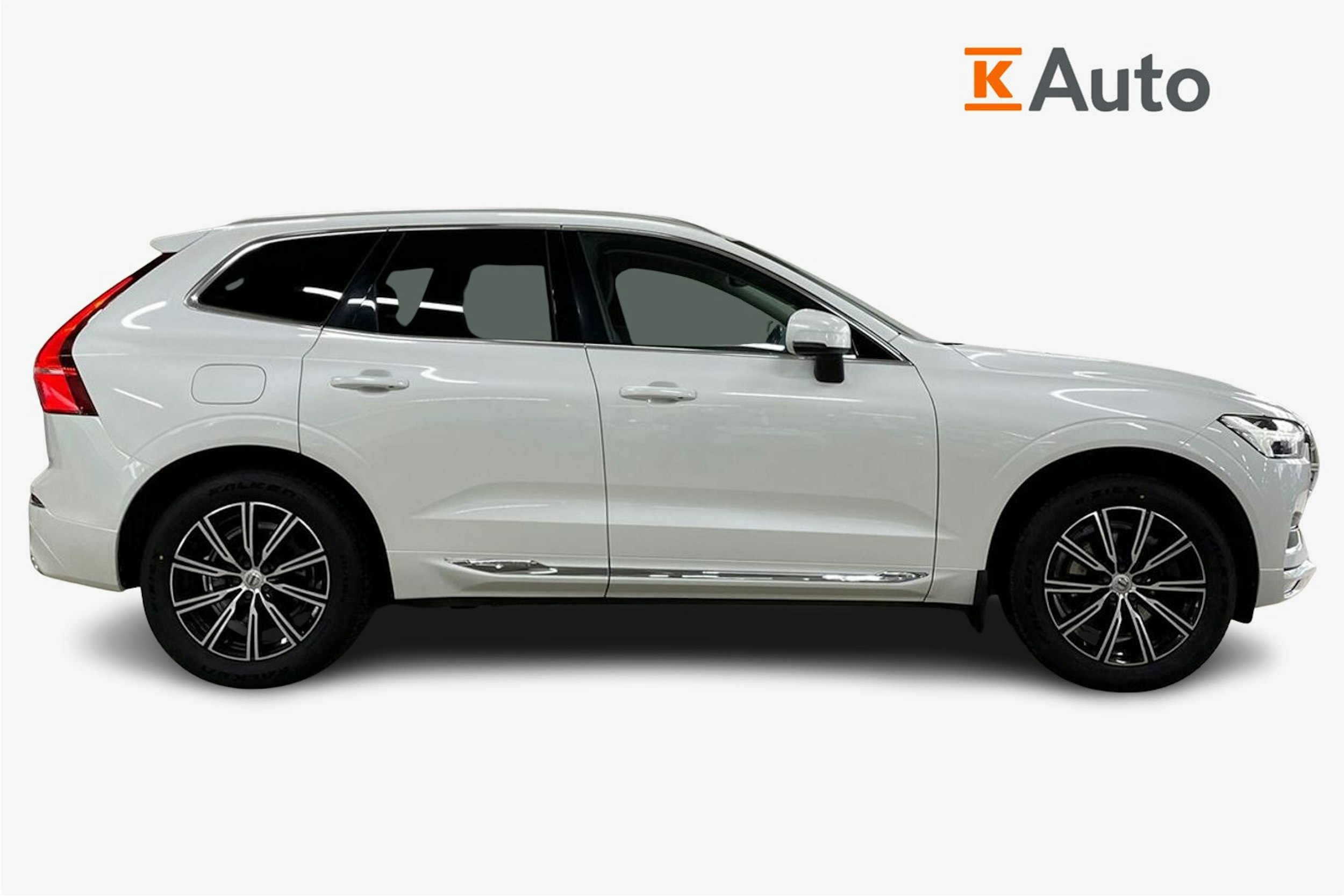 Valkoinen Volvo XC60 2019 kuva 6.