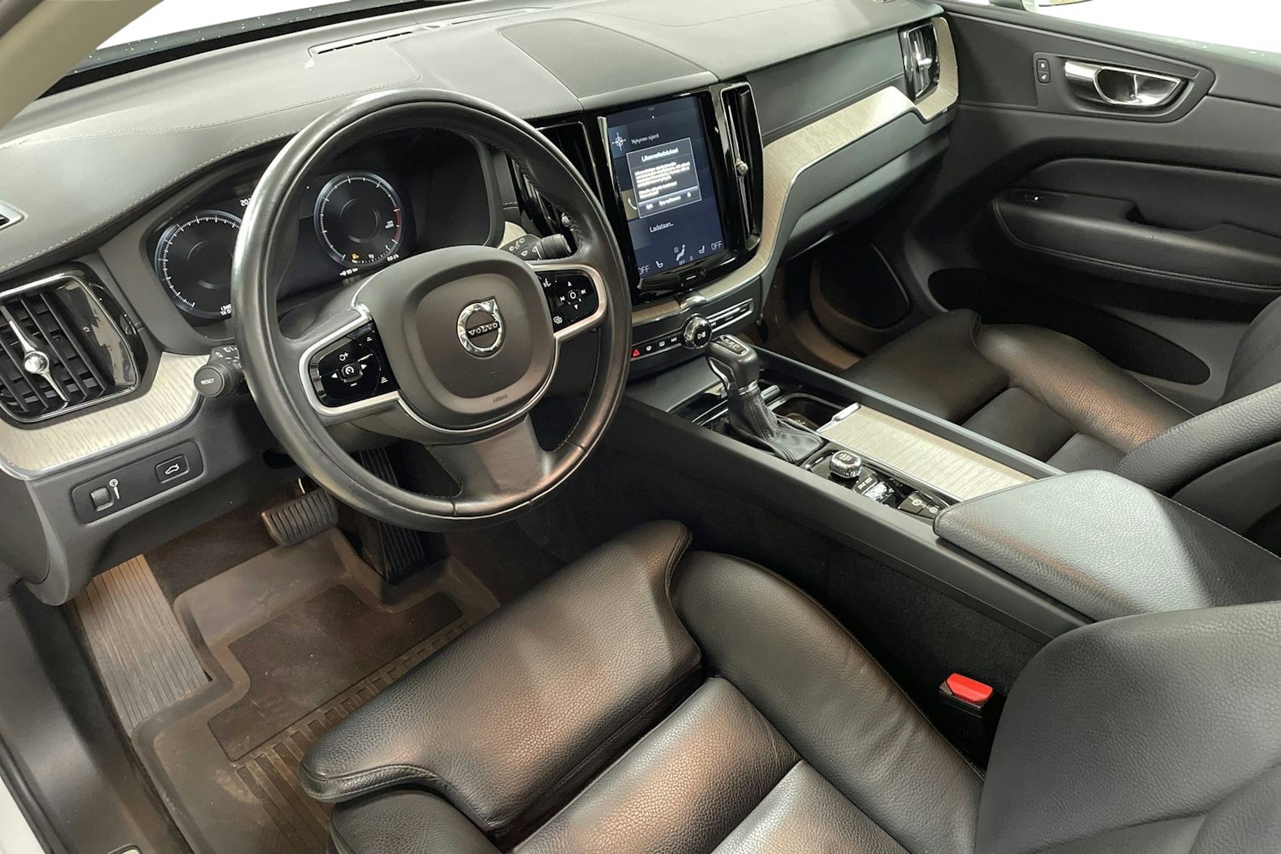 Valkoinen Volvo XC60 2019 kuva 7.