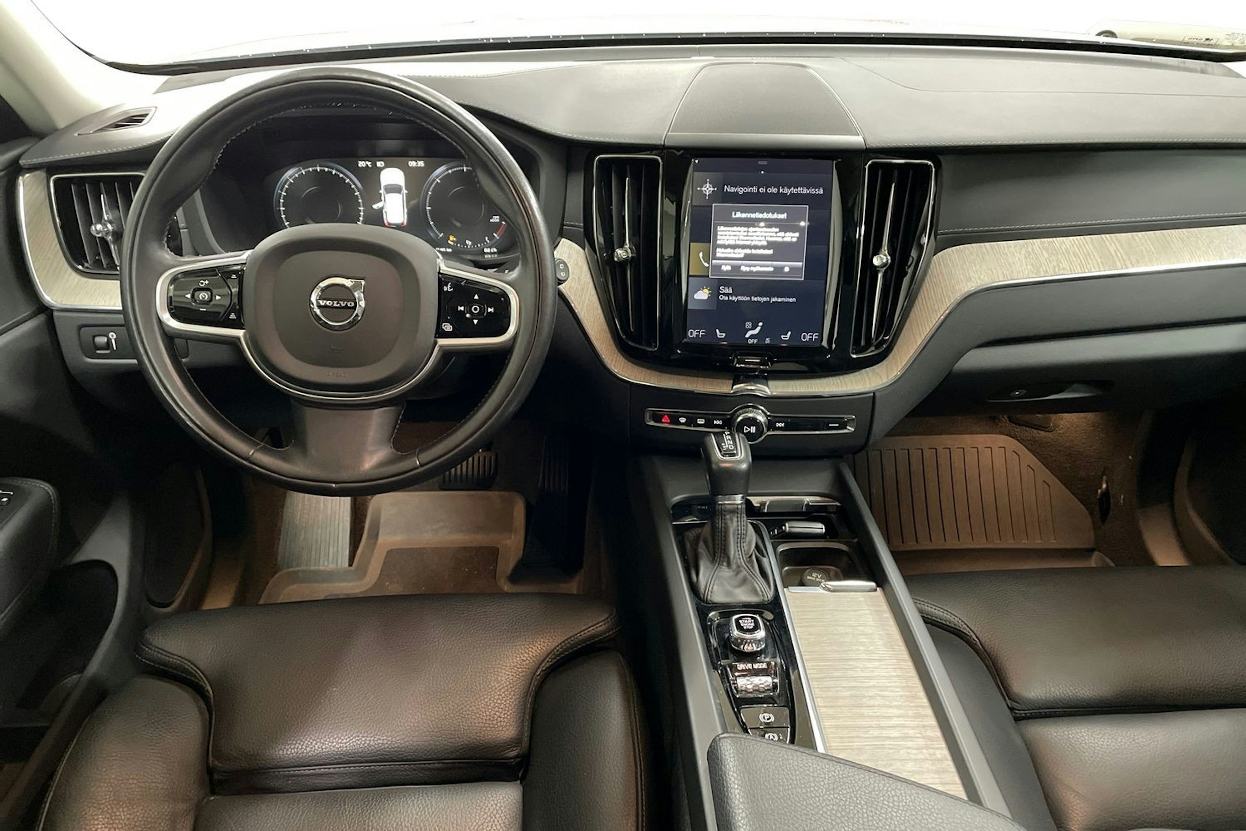 Valkoinen Volvo XC60 2019 kuva 9.