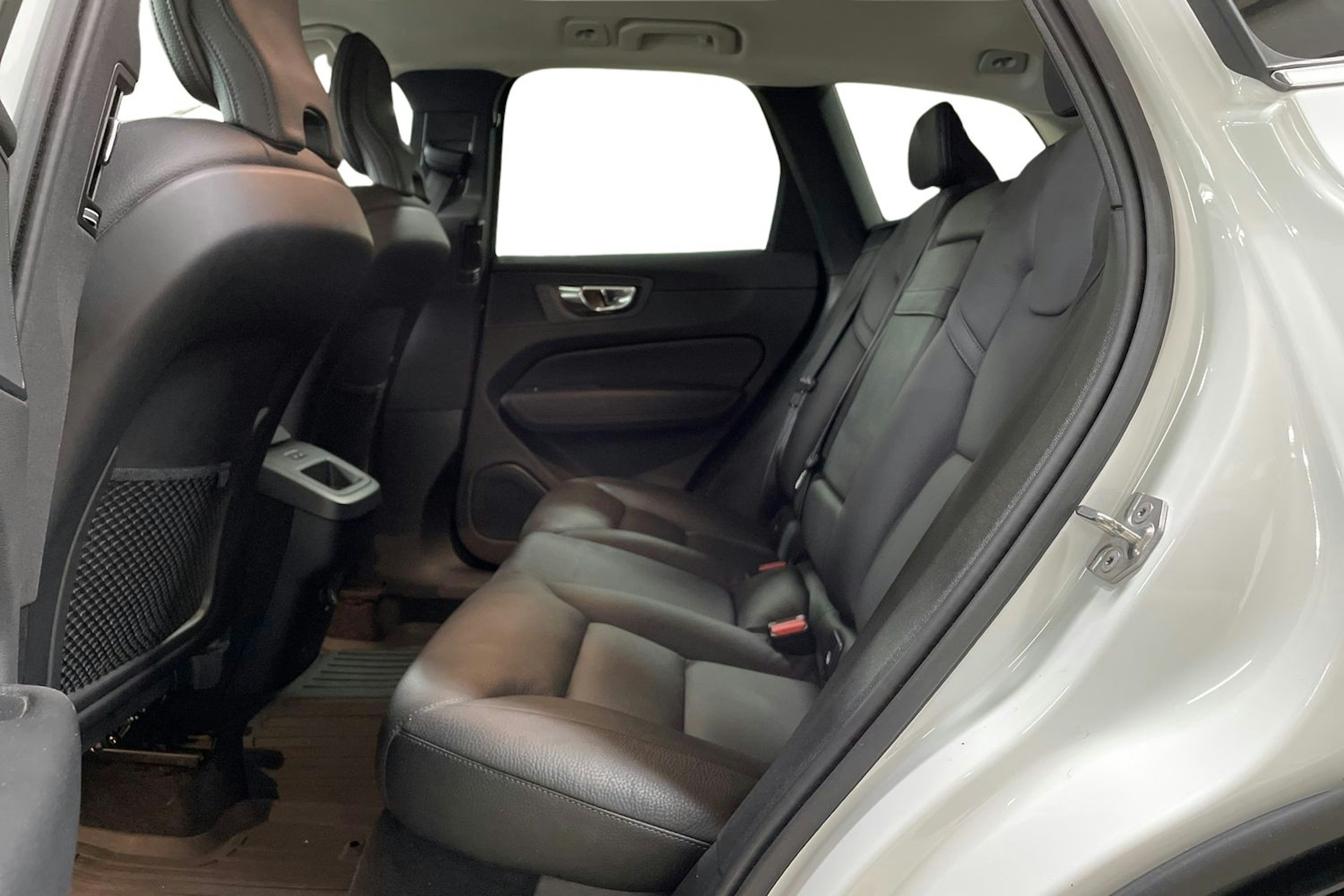 Valkoinen Volvo XC60 2019 kuva 10.