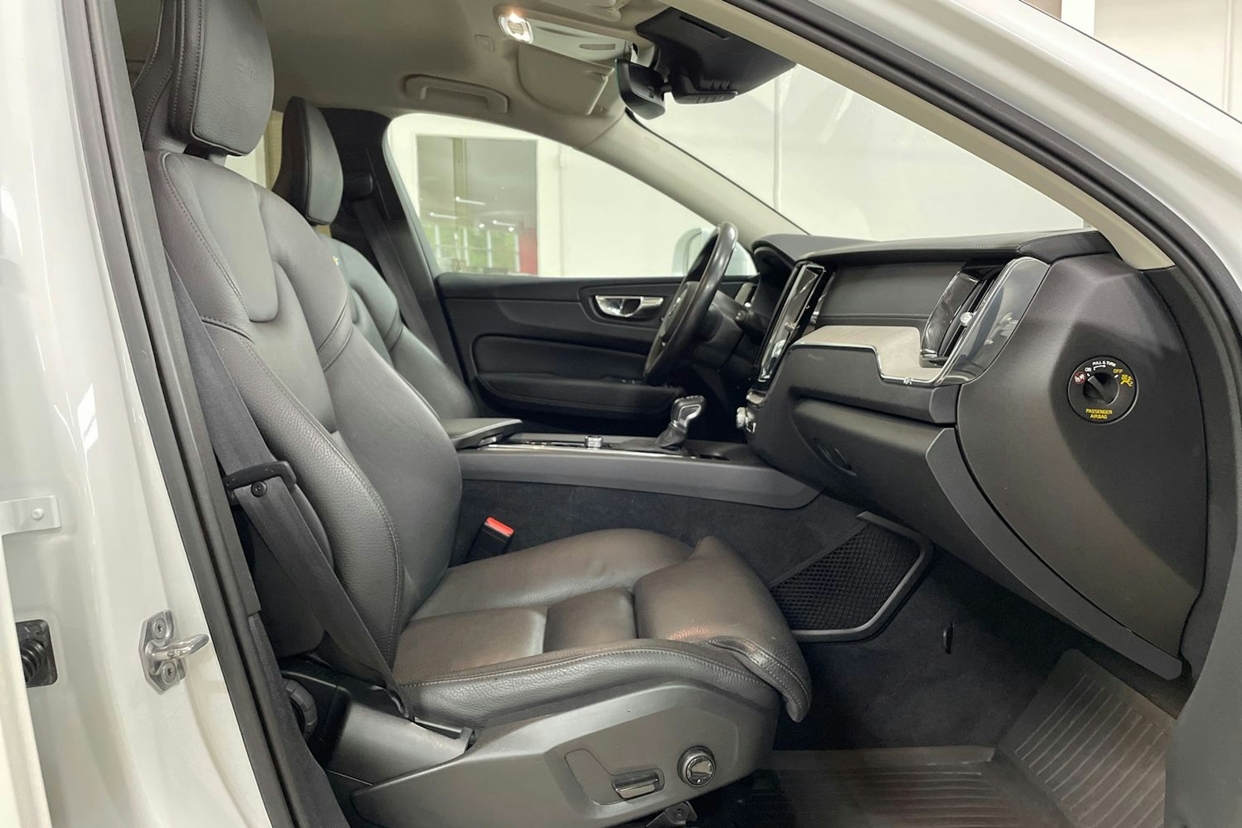 Valkoinen Volvo XC60 2019 kuva 14.
