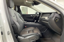 Valkoinen Volvo XC60 2019 kuva 14.