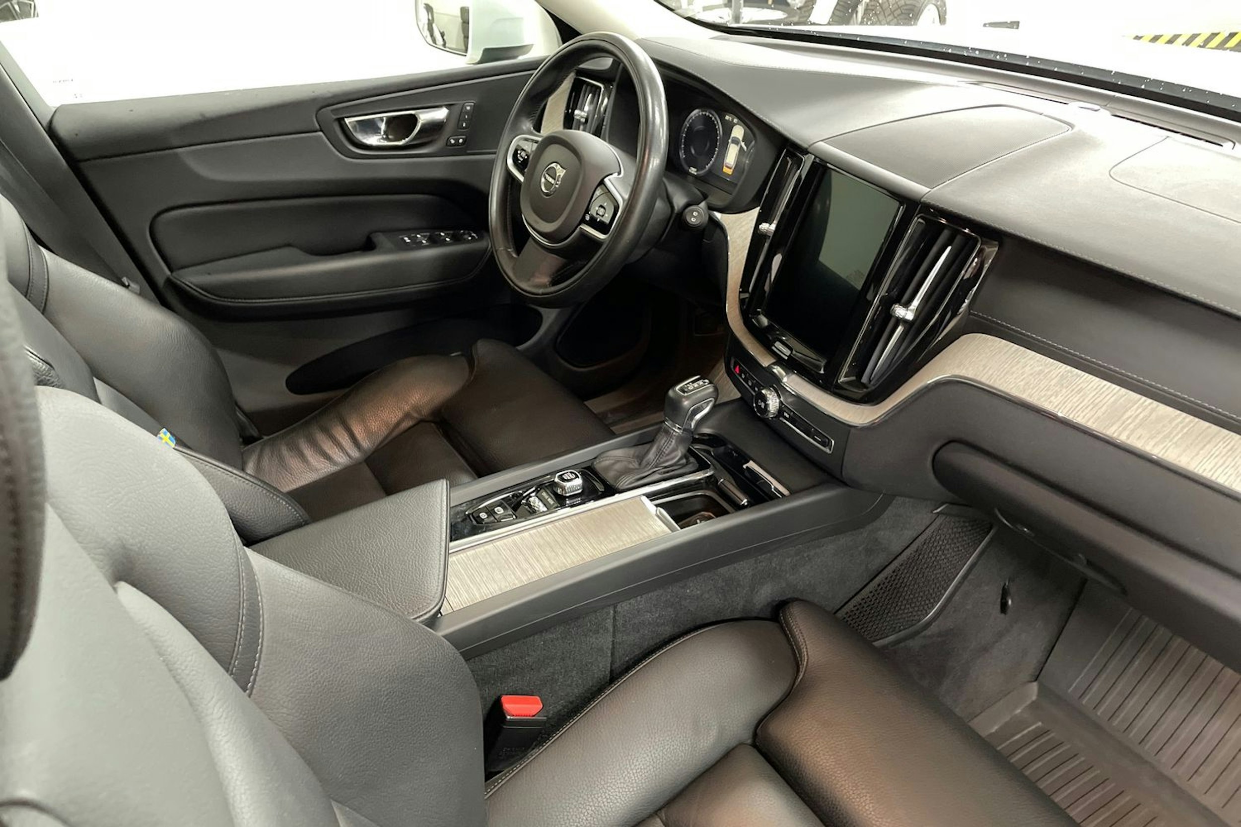 Valkoinen Volvo XC60 2019 kuva 15.