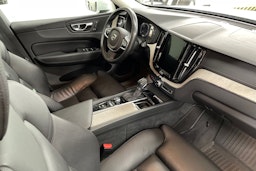 Valkoinen Volvo XC60 2019 kuva 15.