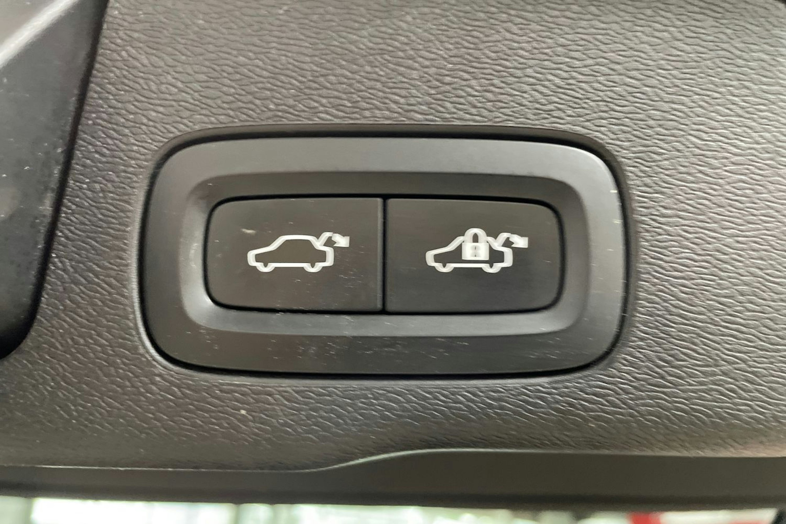 Valkoinen Volvo XC60 2019 kuva 18.