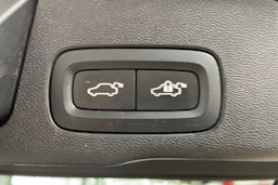 Valkoinen Volvo XC60 2019 kuva 18.