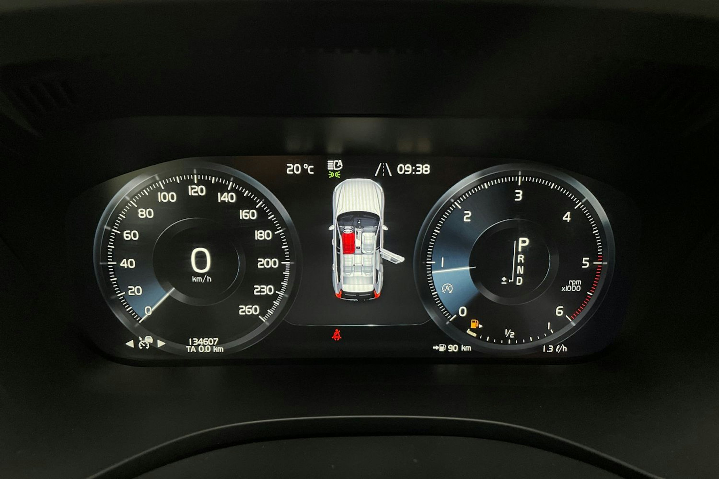Valkoinen Volvo XC60 2019 kuva 19.