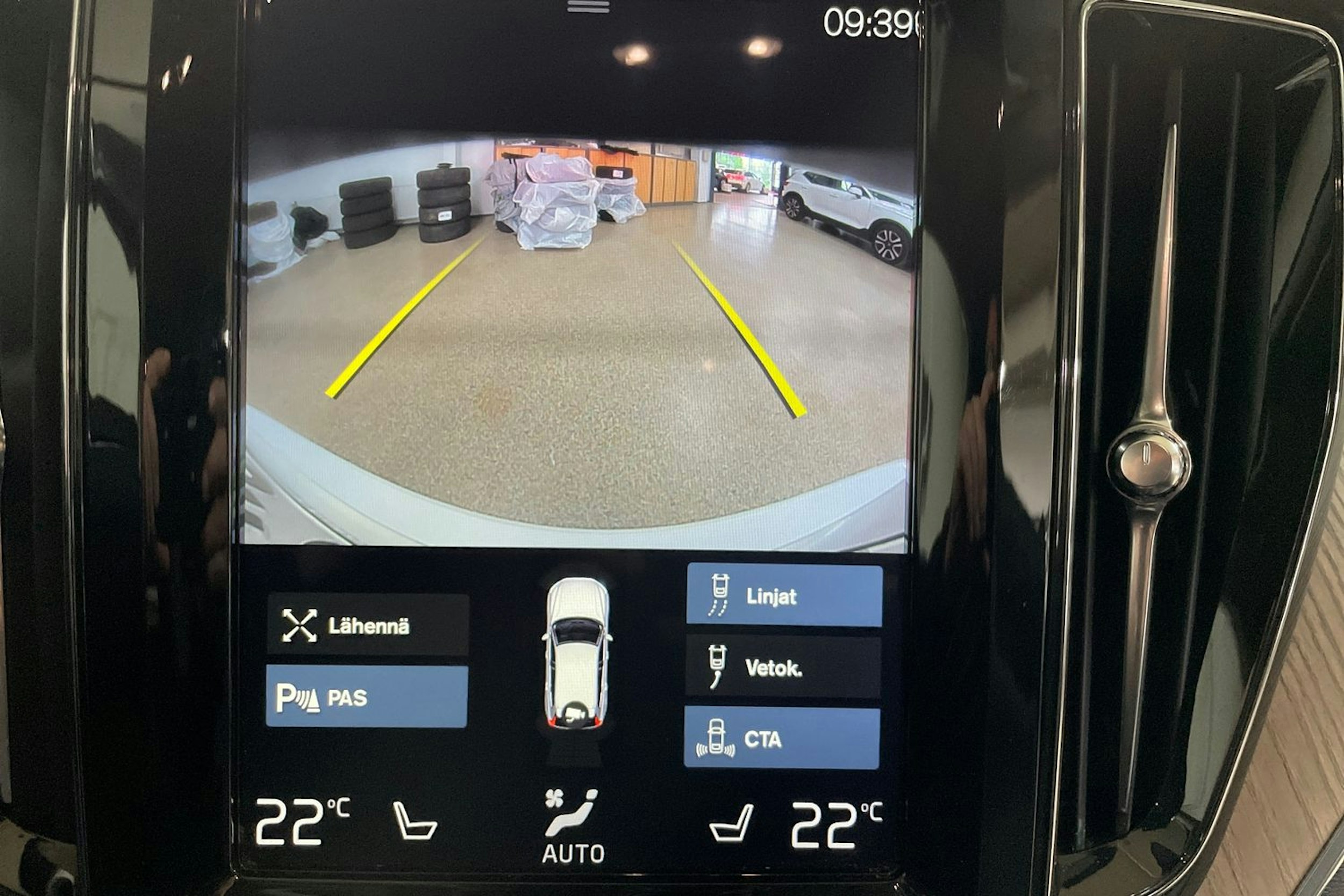 Valkoinen Volvo XC60 2019 kuva 20.