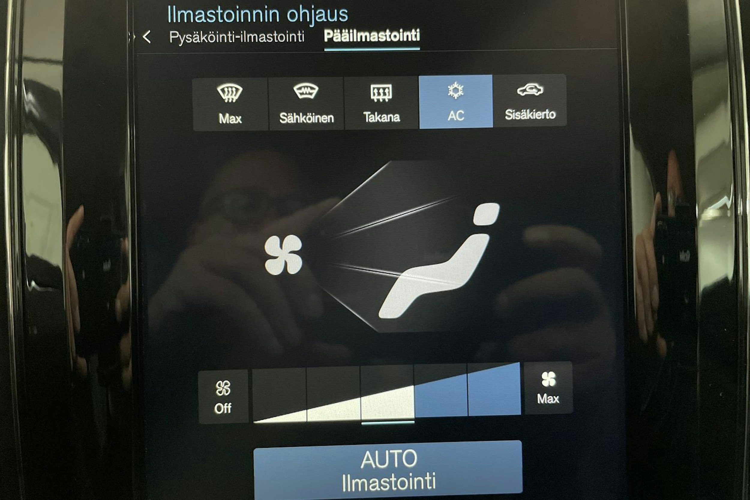 Valkoinen Volvo XC60 2019 kuva 22.