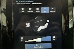 Valkoinen Volvo XC60 2019 kuva 22.